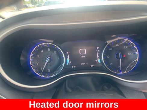 Used 2024 Chrysler Pacifica Touring-L FWD image 19