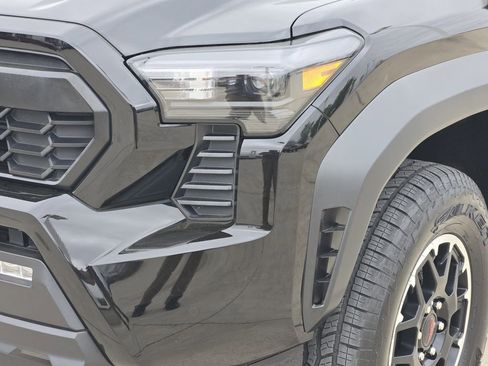 Used 2025 Toyota Tacoma TRD Off-Road w/ TRD Off Road Upgrade Package AWD/4WD image 10