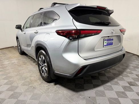 Used 2021 Toyota Highlander XLE AWD/4WD image 4