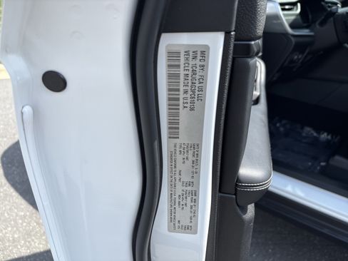 Used 2023 Jeep Grand Cherokee Laredo RWD image 35