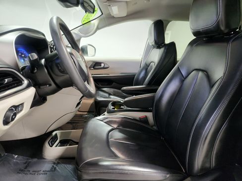 Used 2023 Chrysler Pacifica Touring-L image 11