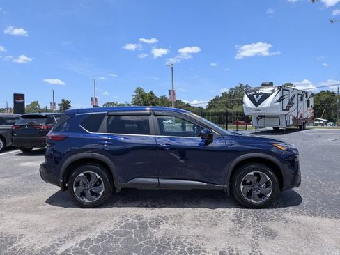 Used 2025 Nissan Rogue SV FWD image 2