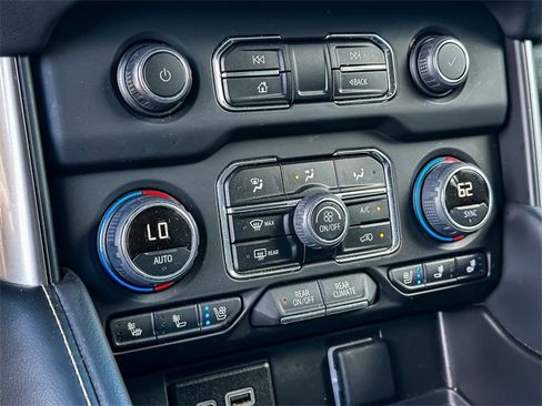 Used 2024 Chevrolet Suburban Premier image 23