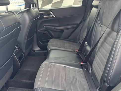 Used 2025 Mitsubishi Outlander SE image 11
