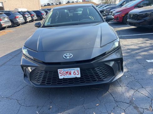 Used 2025 Toyota Camry SE image 2