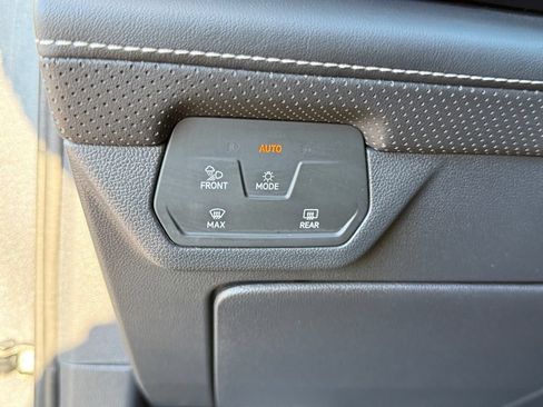 Used 2025 Volkswagen Atlas SE AWD/4WD image 21
