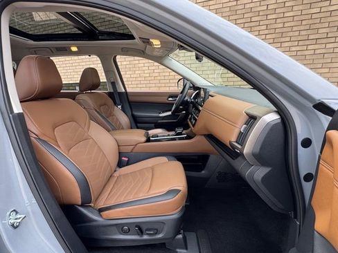 Used 2025 Nissan Pathfinder Platinum w/ Cargo Package image 9