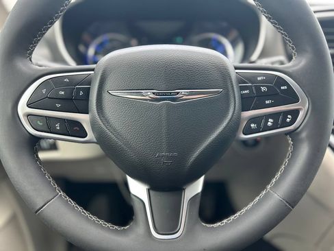 Used 2022 Chrysler Pacifica Touring-L w/ Uconnect Theater Family Group FWD image 24