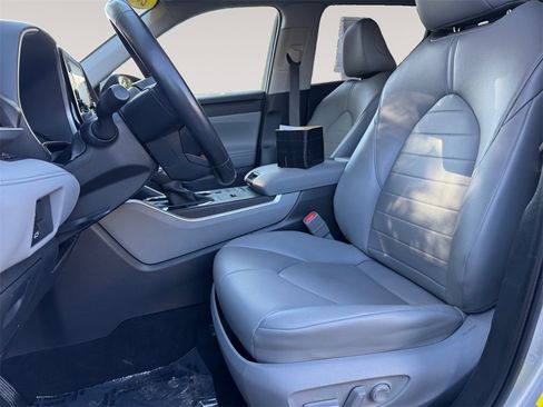 Used 2022 Toyota Highlander XLE image 9