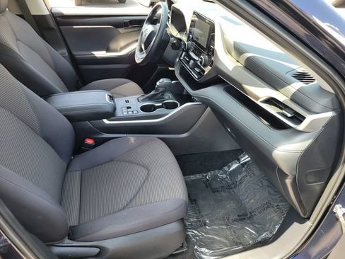 Used 2025 Toyota Highlander LE FWD image 18
