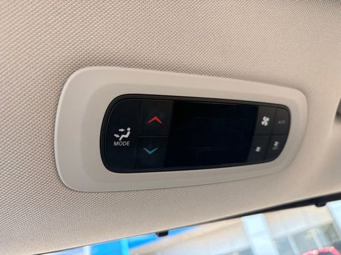 Used 2023 Chrysler Pacifica Touring-L image 33