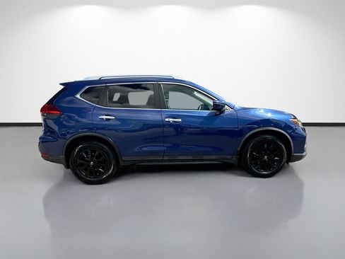 Used 2017 Nissan Rogue SV FWD image 2