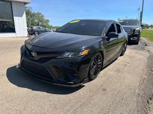 Used 2018 Toyota Camry SE FWD image 3