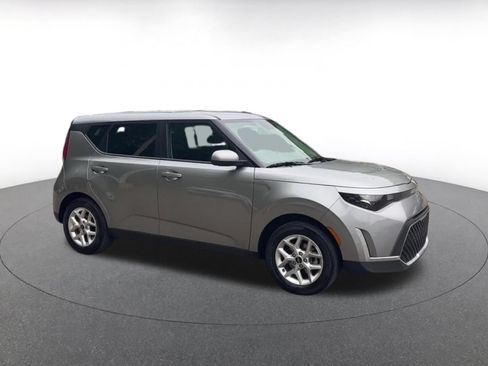 Used 2025 Kia Soul LX w/ LX Technology Package FWD image 2