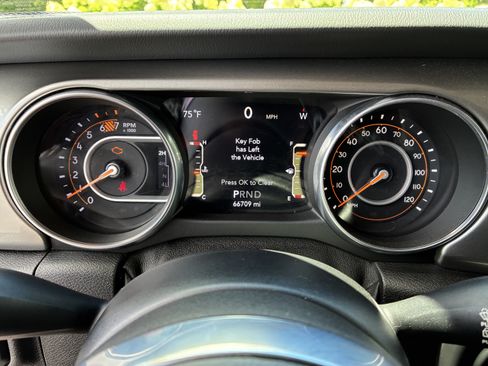 Used 2018 Jeep Wrangler Unlimited Sahara w/ Cold Weather Group AWD/4WD image 30