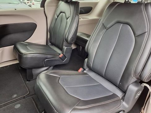 Used 2024 Chrysler Pacifica Touring-L image 7