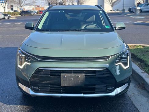 Used 2024 Kia Niro SX Touring image 2
