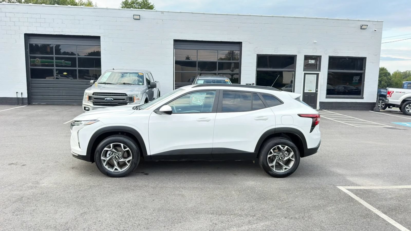 Used 2025 Chevrolet Trax LT FWD image 4