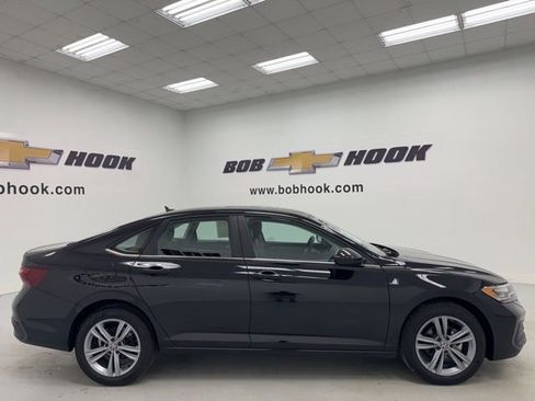 Used 2024 Volkswagen Jetta SE FWD image 4