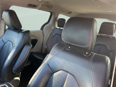 Used 2024 Chrysler Pacifica Touring-L image 14