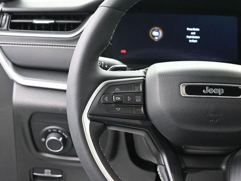 Used 2023 Jeep Grand Cherokee L Laredo image 28