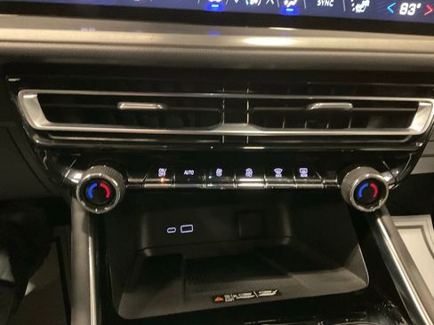 Used 2024 Chevrolet Traverse LT image 17