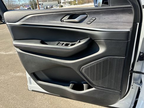 Used 2023 Jeep Grand Cherokee Limited image 23