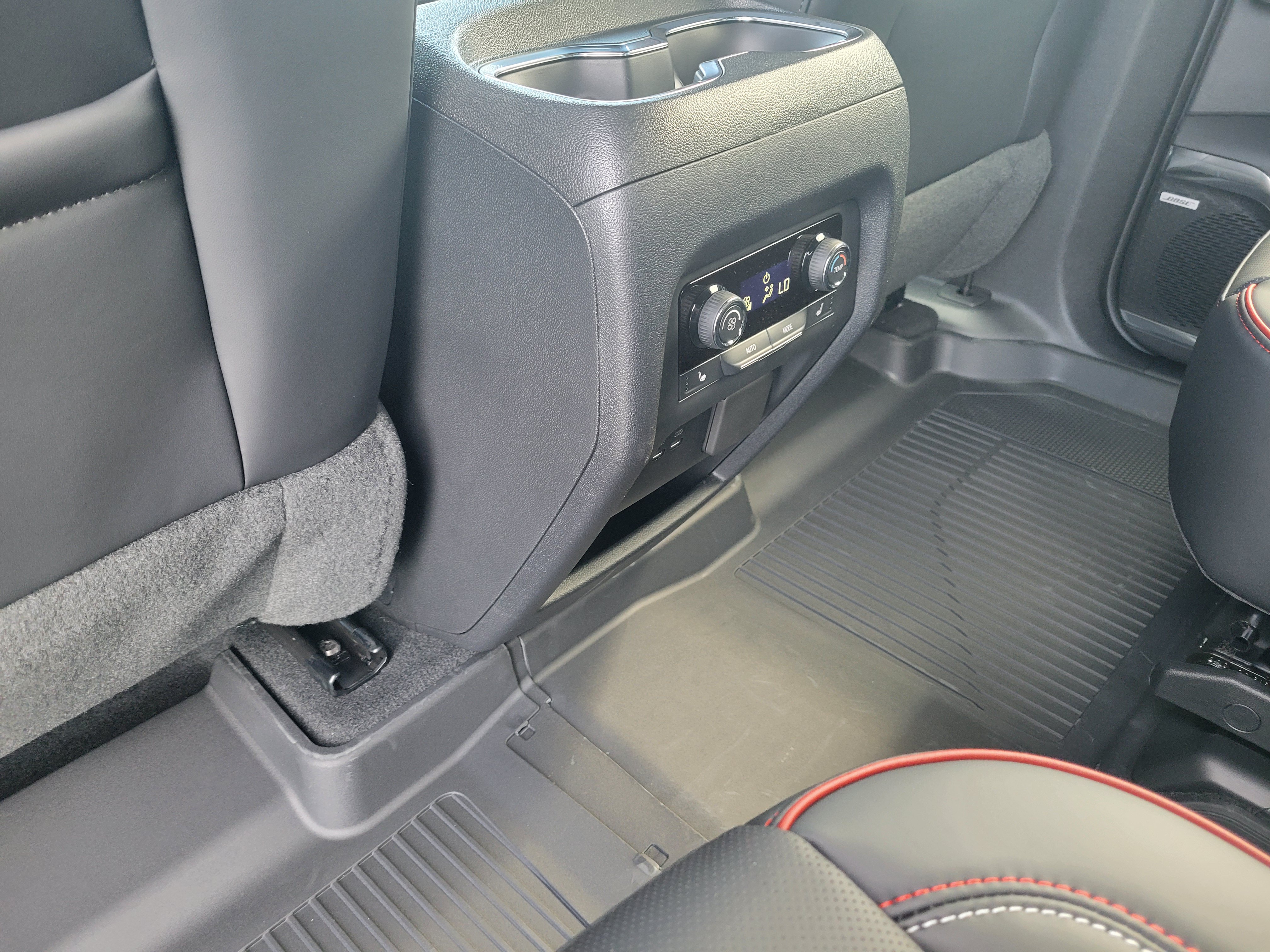 New 2027 Chevrolet Traverse RS w/ LPO, Floor Liner Package FWD image 32