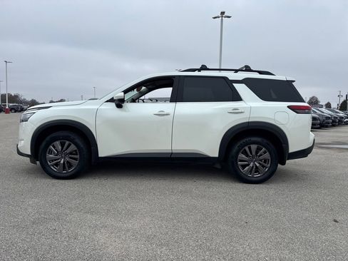 Used 2024 Nissan Pathfinder SV image 2