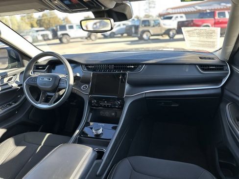 Used 2024 Jeep Grand Cherokee Laredo image 16