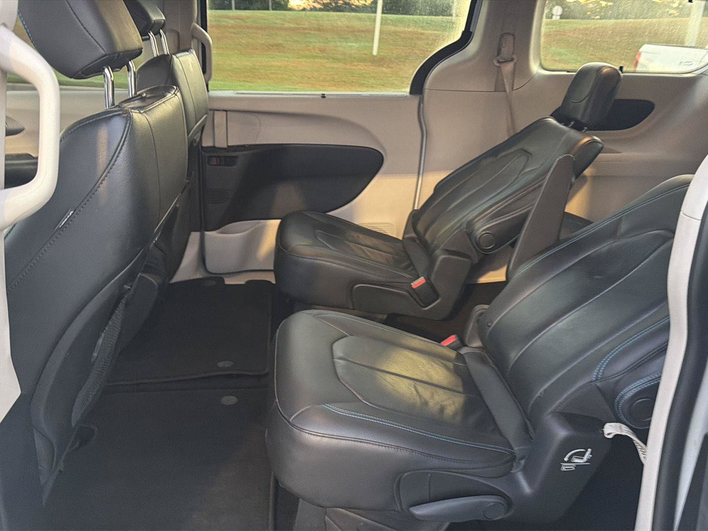 Used 2021 Chrysler Pacifica Touring-L FWD image 11