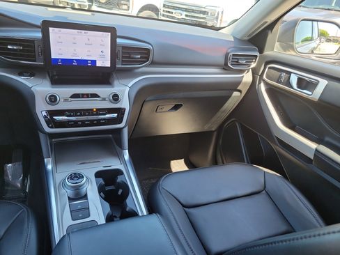 Used 2024 Ford Explorer XLT w/ Equipment Group 202A RWD image 18