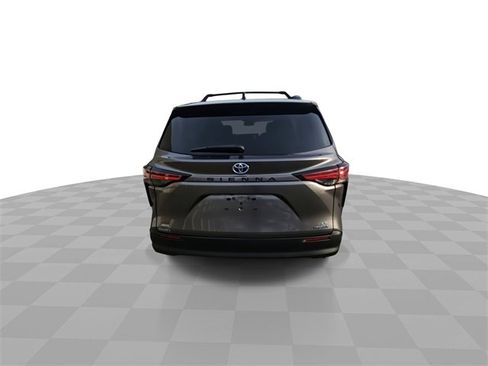 Used 2022 Toyota Sienna LE image 7