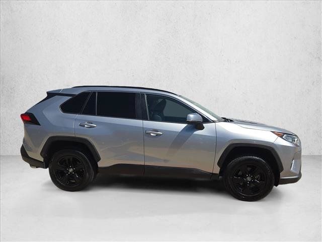 Used 2021 Toyota RAV4 XLE w/ Convenience Package FWD image 4