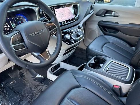 Used 2024 Chrysler Pacifica Touring-L image 10