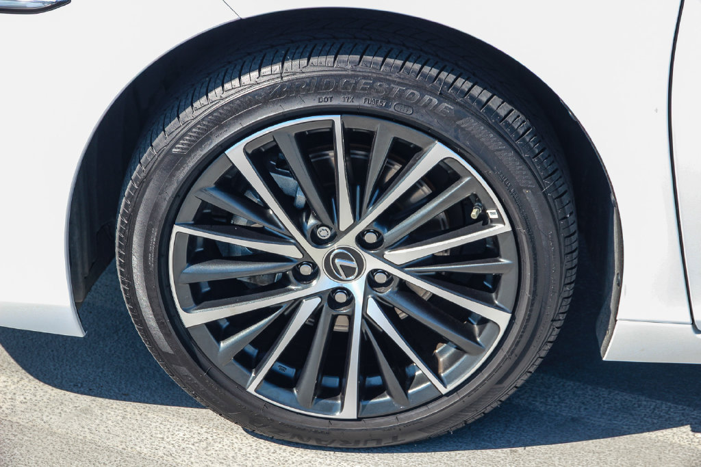 Certified 2025 Lexus ES 300h w/ Premium Package FWD image 11