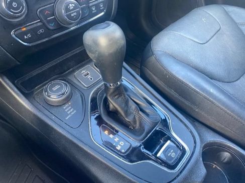 Used 2020 Jeep Cherokee Limited AWD/4WD image 15