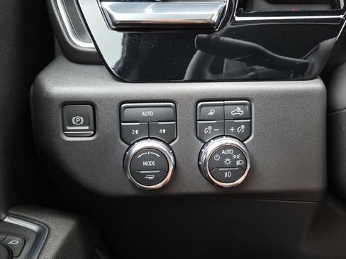 Used 2024 GMC Sierra 1500 SLT w/ SLT Premium Plus Package AWD/4WD image 25