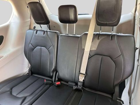 Used 2024 Chrysler Pacifica Limited FWD image 17