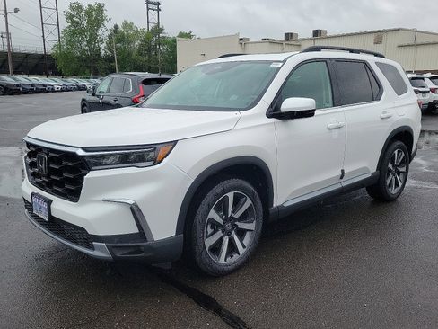 New 2025 Honda Pilot Touring image 2