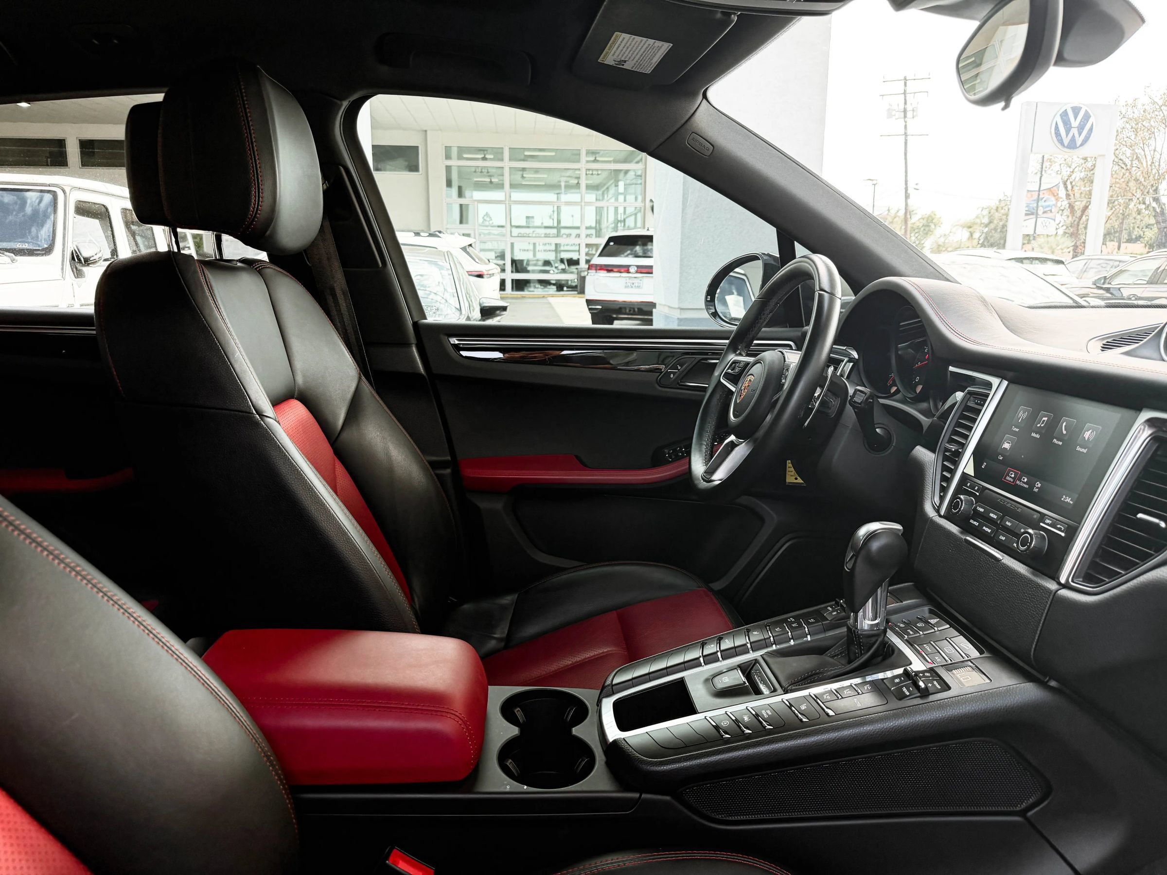 Used 2018 Porsche Macan Sport Edition AWD/4WD image 31