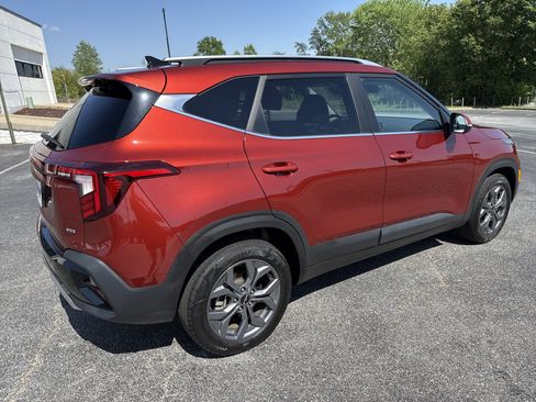 Used 2024 Kia Seltos S AWD/4WD image 10