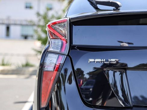 Certified 2018 Toyota Prius Two w/ Prius Two Safety Plus Package FWD image 7