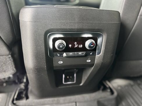 Used 2022 GMC Yukon XL SLT w/ SLT Luxury Package RWD image 27