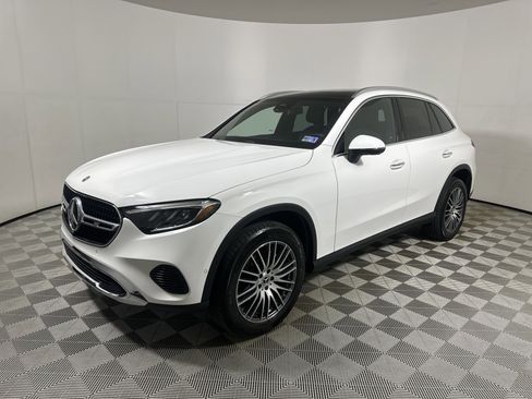 Used 2025 Mercedes-Benz GLC 300 4MATIC image 3