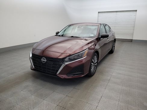 Used 2025 Nissan Altima 2.5 SV FWD image 2