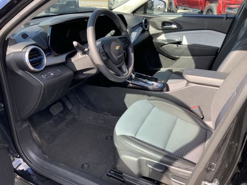 Used 2025 Chevrolet Trax LT FWD image 21