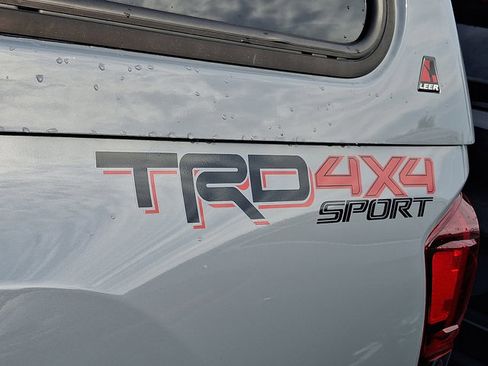 Used 2018 Toyota Tacoma TRD Sport AWD/4WD image 10