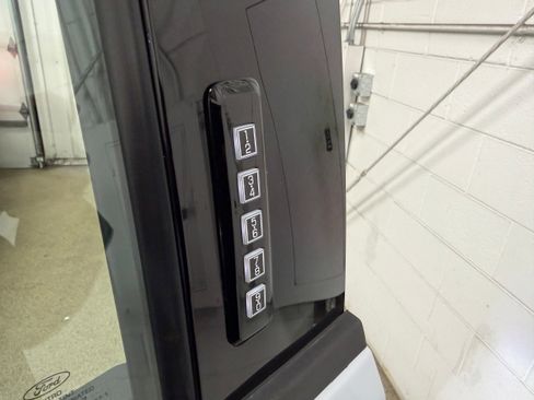 Certified 2022 Ford F150 XLT w/ Equipment Group 302A High image 40