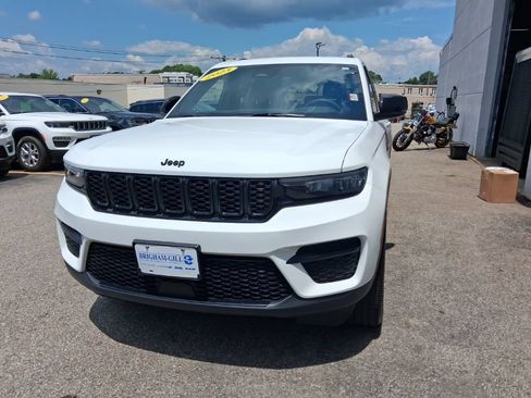Used 2023 Jeep Grand Cherokee Altitude AWD/4WD image 2